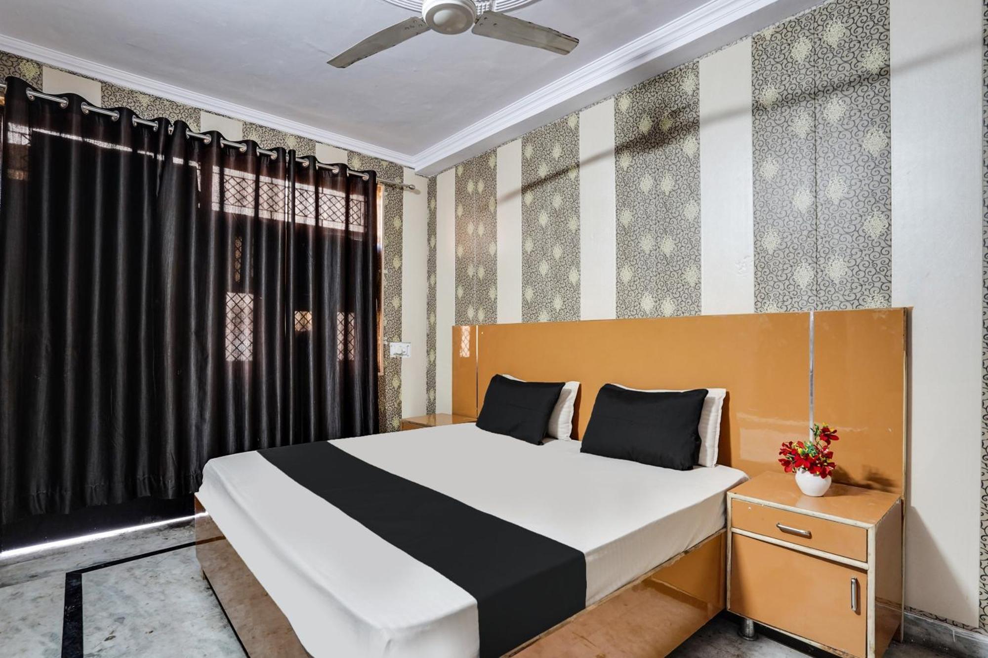 Oyo R S Residency Hotel New Delhi Buitenkant foto